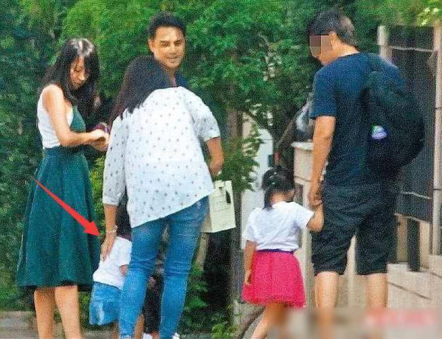 40岁明道隐婚当爸?妻子王婷萱身份曝光,曾是圈内人现做保险行业