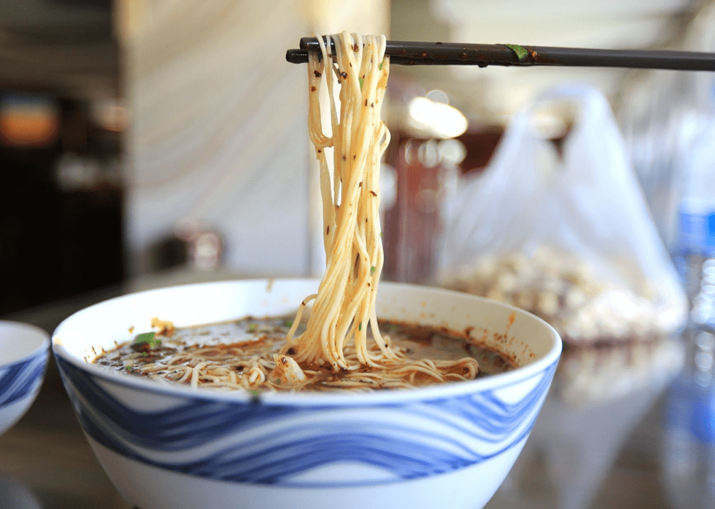 意料之外外国网民纷纷赞同筷子是吃面条的最有效餐具