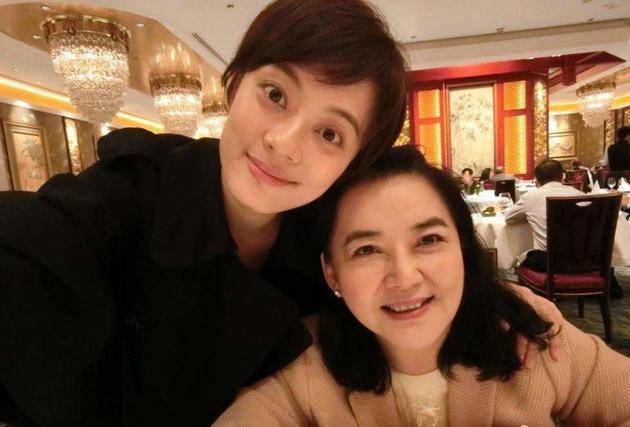 胡慧中丈夫出狱后首露面,头发稀疏戴口罩难掩憔悴