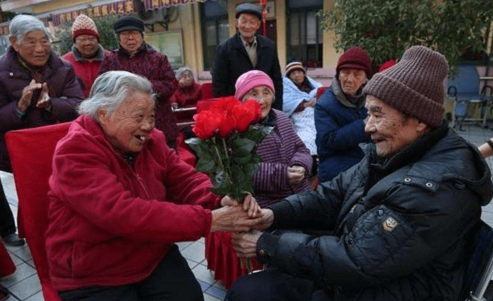 养老金好消息！这批老人不用出一分钱就能领钱，看看有你吗？