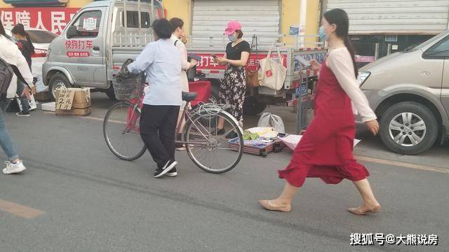 摆地摊老总_摆地摊图片高清图片