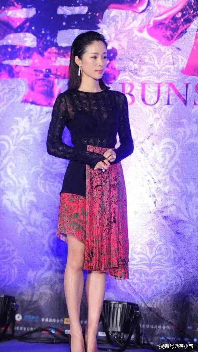 原创江一燕是公认的气质女神穿半透视上衣配碎花半身裙美成焦点