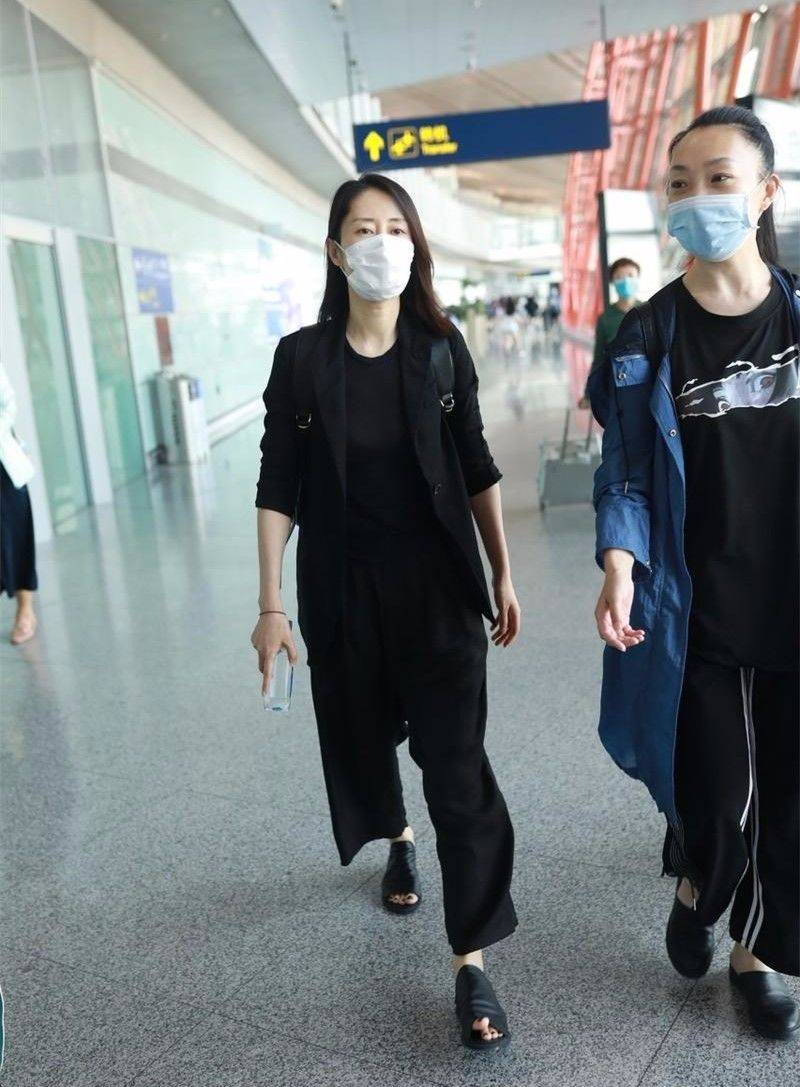 刘敏涛不再素颜现身，穿黑色套装打扮知性，但怎么搭了双丑凉鞋？