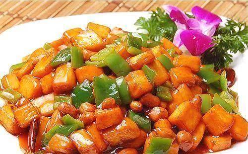 家常菜有几道开胃菜,肉和蔬菜搭配,味道鲜美,饭菜很受