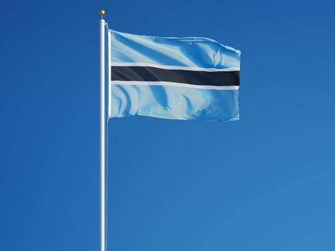 国家,他把愿望凝结在国旗上:旗面正中是一道黑色宽条,上下为两个蓝色
