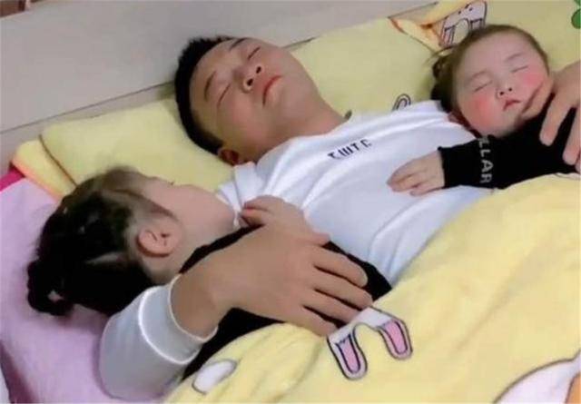 爸爸|爸爸只顾“小棉袄”，网友：很危险全网混得最差的男娃走红