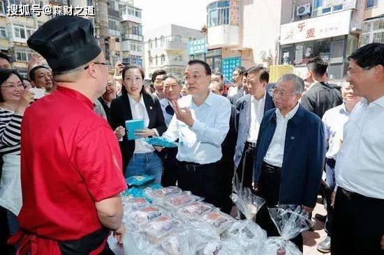 人口摆地摊_摆地摊图片(3)