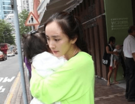 为了爱情抛弃亲情？杨幂缺席女儿生日会原因曝光，当妈真不容易！