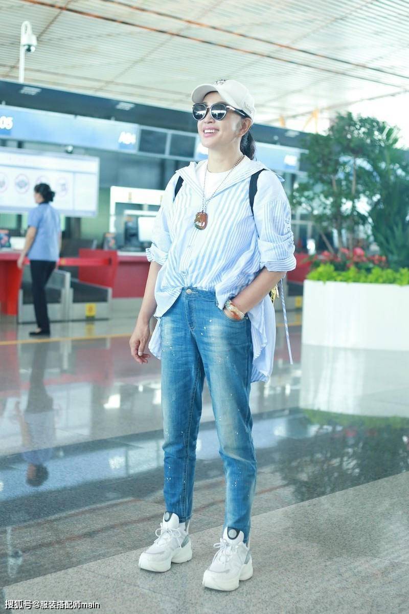 65岁刘晓庆真的嫩，糖果色西装搭牛仔裤洋气减龄，比例不输小姑娘