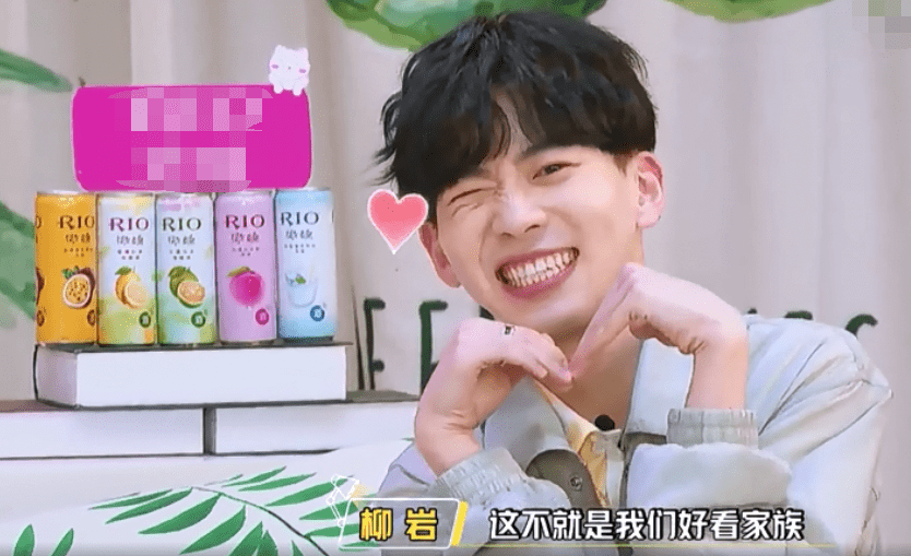 许魏洲表演螳螂式比心，嘴角眼角一起抽搐，僵