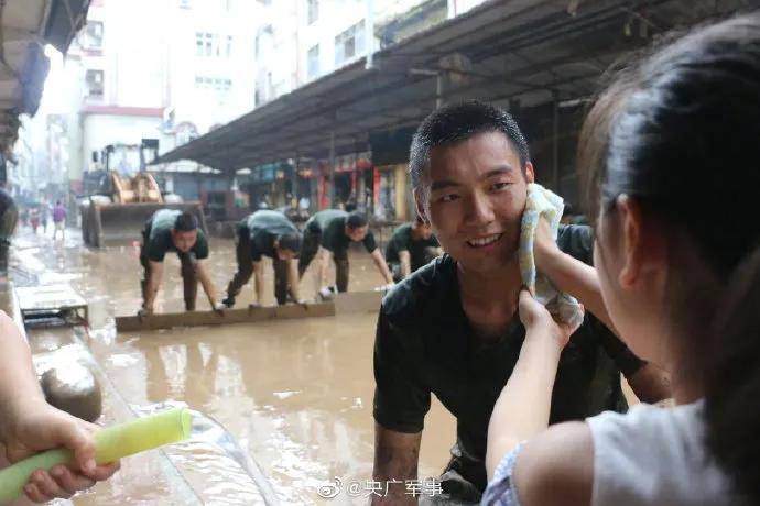 致敬！你们满身泥巴的样子真帅！