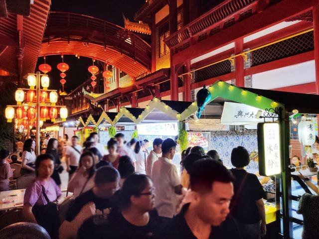 眉山金府穿越城,十万人流网红夜市开启别样摆摊生活