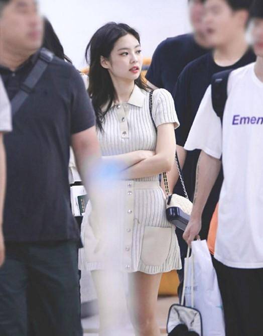 jennie太时尚,每套私服都穿出自己的style,不愧是人间香奈儿_连衣裙