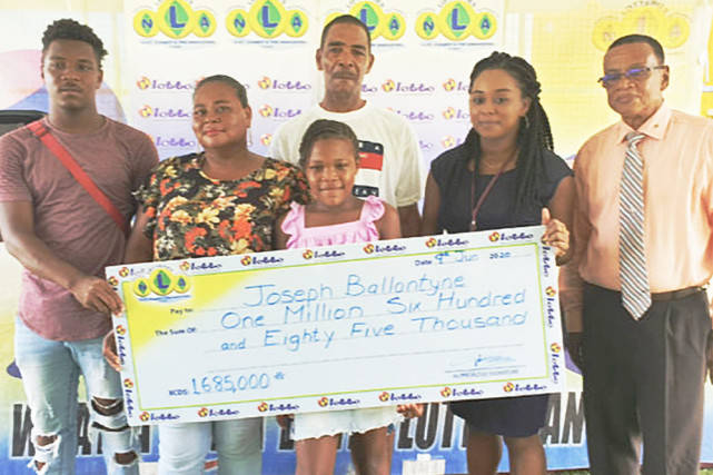 让父亲去购买彩票，结果真中了168.5万东加勒比元（约合人民币440万元）。乔琳-巴普蒂斯特和家人们