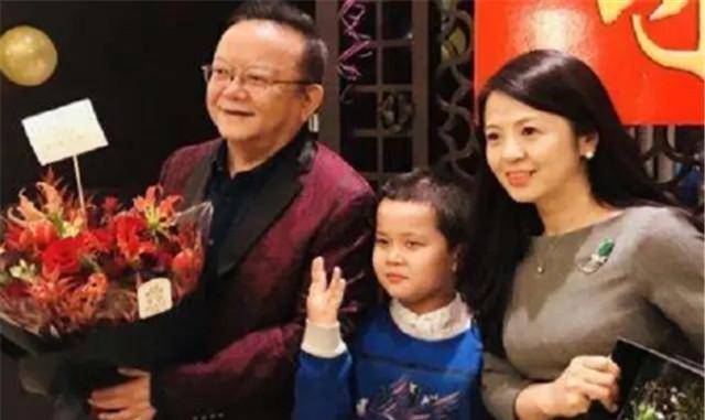 原创不敢老的王刚：网恋小20岁娇妻，和儿子差60岁，凌晨4点挣奶粉钱