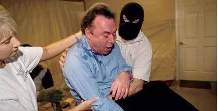 笑刑,顾名思义就是让犯人笑,最常见的如挠脚心,当然施刑的位置也不止