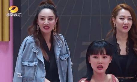 围观吃瓜姐姐们的表情,也把尴尬和惊讶全写在了脸上