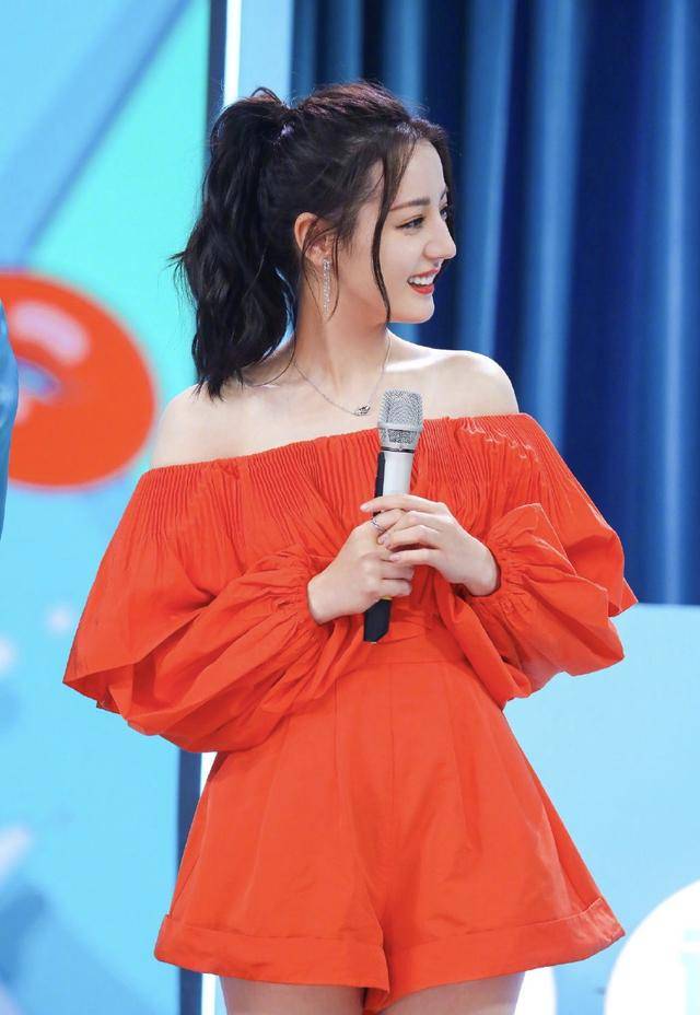 红色泡泡袖的迪丽热巴,皮肤白皙美如天仙,不愧是国民女神_手机搜狐网