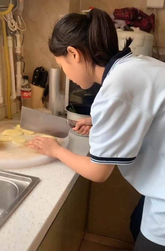 女儿太饿自己做饭，3个土豆切了半小时，妈妈：等你做好饭，我能饿脱相