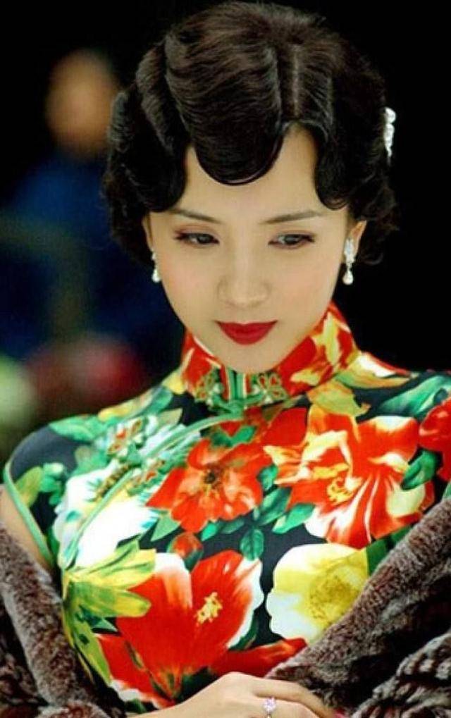 清新的旗袍穿在陈红身上,依旧能发出夺目的光彩.