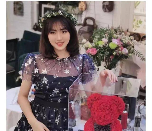 原创姚安娜22岁毕业庆祝48岁姐姐孟晚舟走平民路线妹妹走奢华路线