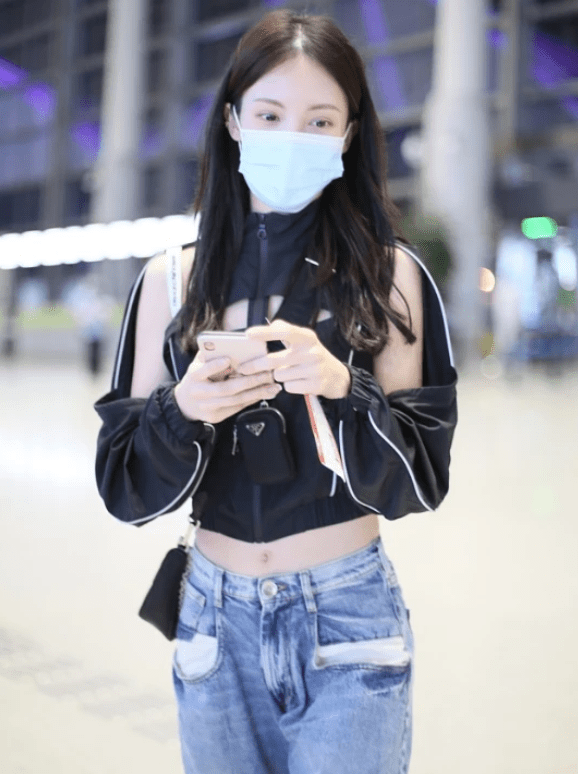 现在流行正经衣服随意穿,金晨黑色上衣剪几刀,比蚂蚁腰还炫酷