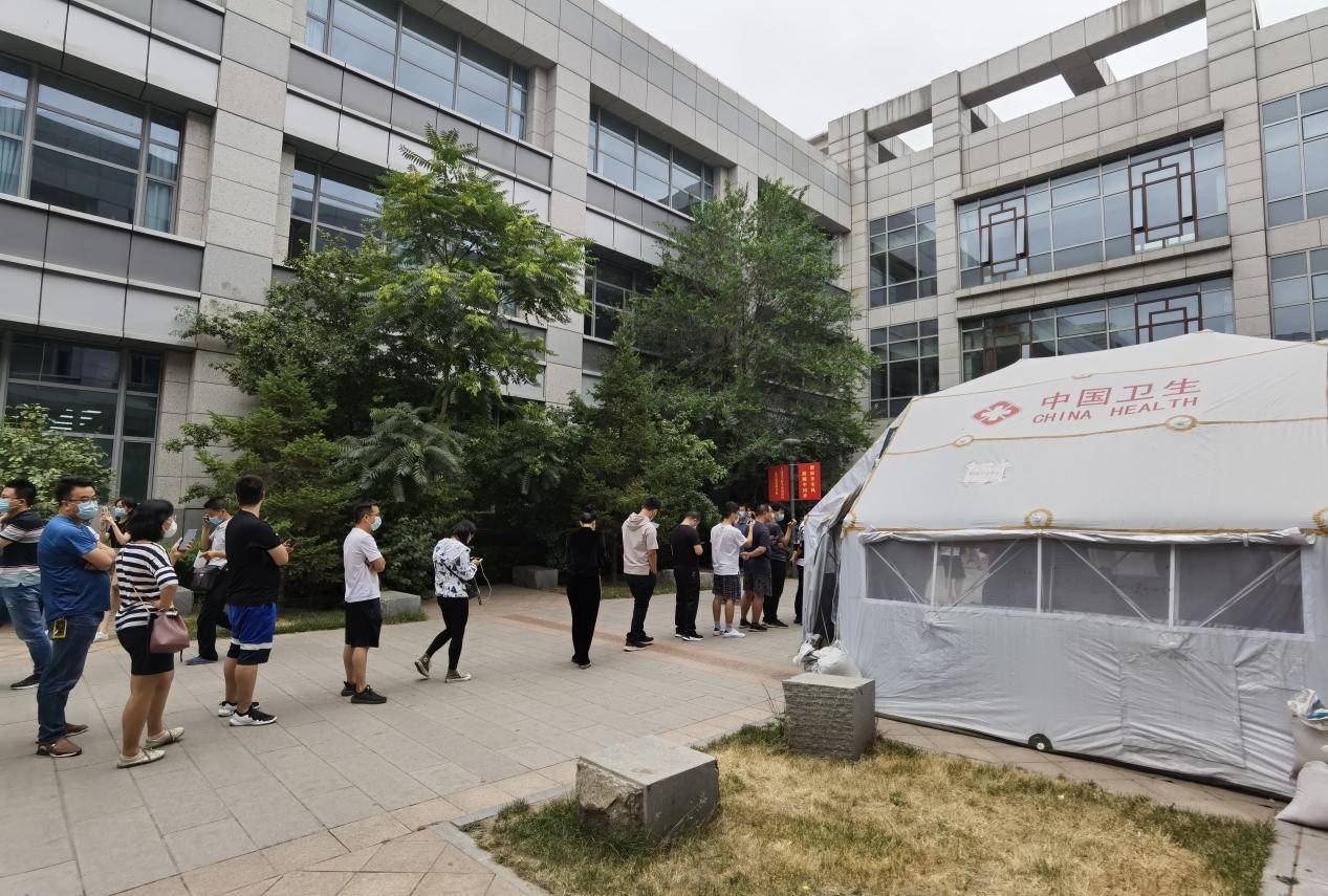 山西白求恩医院核酸检测人员爆满,一上午共测330人
