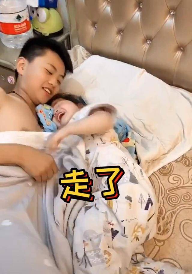 妹妹|被妈妈“无情”拖走，哥哥表现太暖心妹妹进哥哥房间蹭被窝睡觉