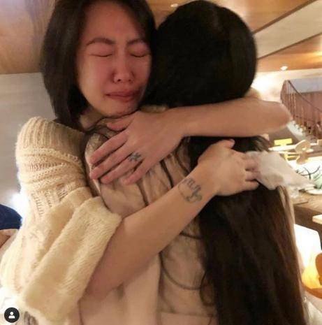 小S生日抱女儿痛哭，带老公参加派对，喝得眼神