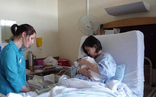 双臂|张开双臂“求抱抱”，医生：喝了假孟婆汤新生儿不愿与妈妈分离