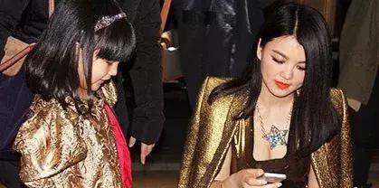 原创李湘女儿王诗龄又因背名牌包上热搜，“富养女儿”并不是指这样养