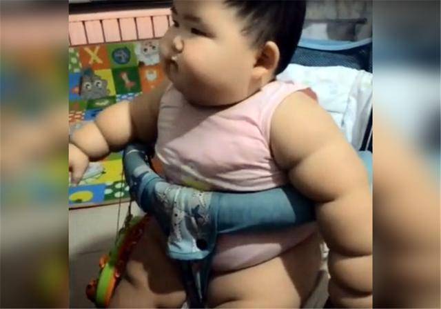 孩子|肉叠成“游泳圈”，奶奶沾沾自喜：我养得好宝宝被“当猪养”