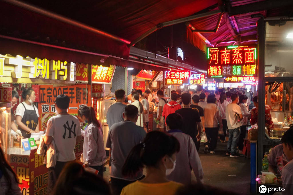 可能是上海最接地气的夜市 各地美食一应俱全