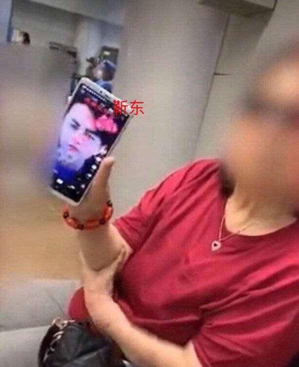 &quot;师奶杀手&quot;靳东魅力太大！八旬老太连夜