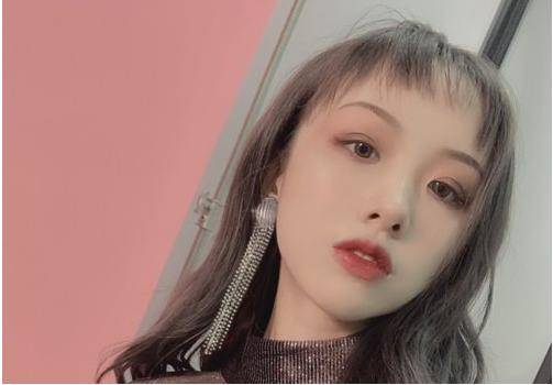 大脸女生日系刘海中长发发型