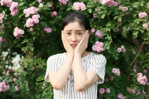 曾是”最美孟婆“的称号，离开古装造型的她，