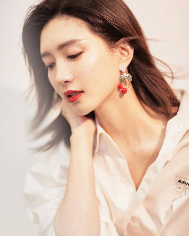 原创江疏影《vogue》大片曝光,利落大背头 复古红唇妆,御姐气场全开!