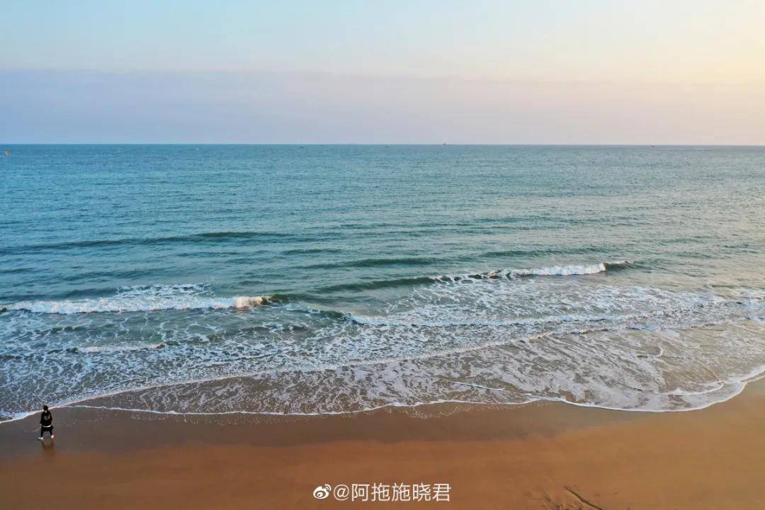 傍晚时分凉风习习,潮水拍岸,在这里看海,玩沙,都堪称是享受.