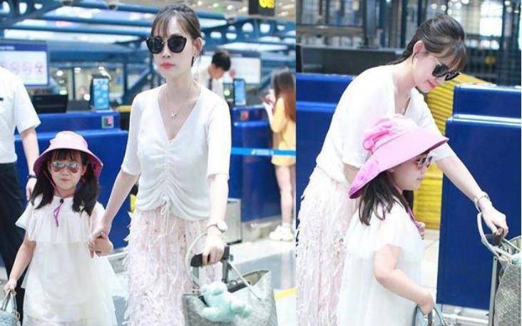 王宝强母亲刚离世，马蓉带着女儿在机场拍照，“渣女”身份被坐实