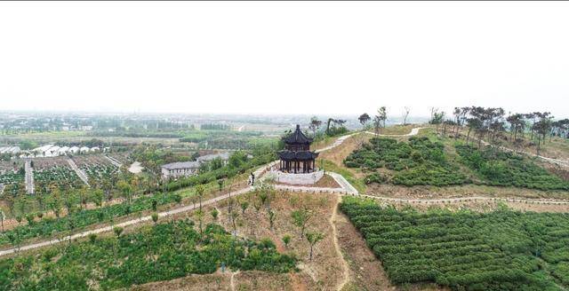 这是座新建的亭子,名叫"七峰亭",矗立于常熟海虞镇福山铜官山山巅.