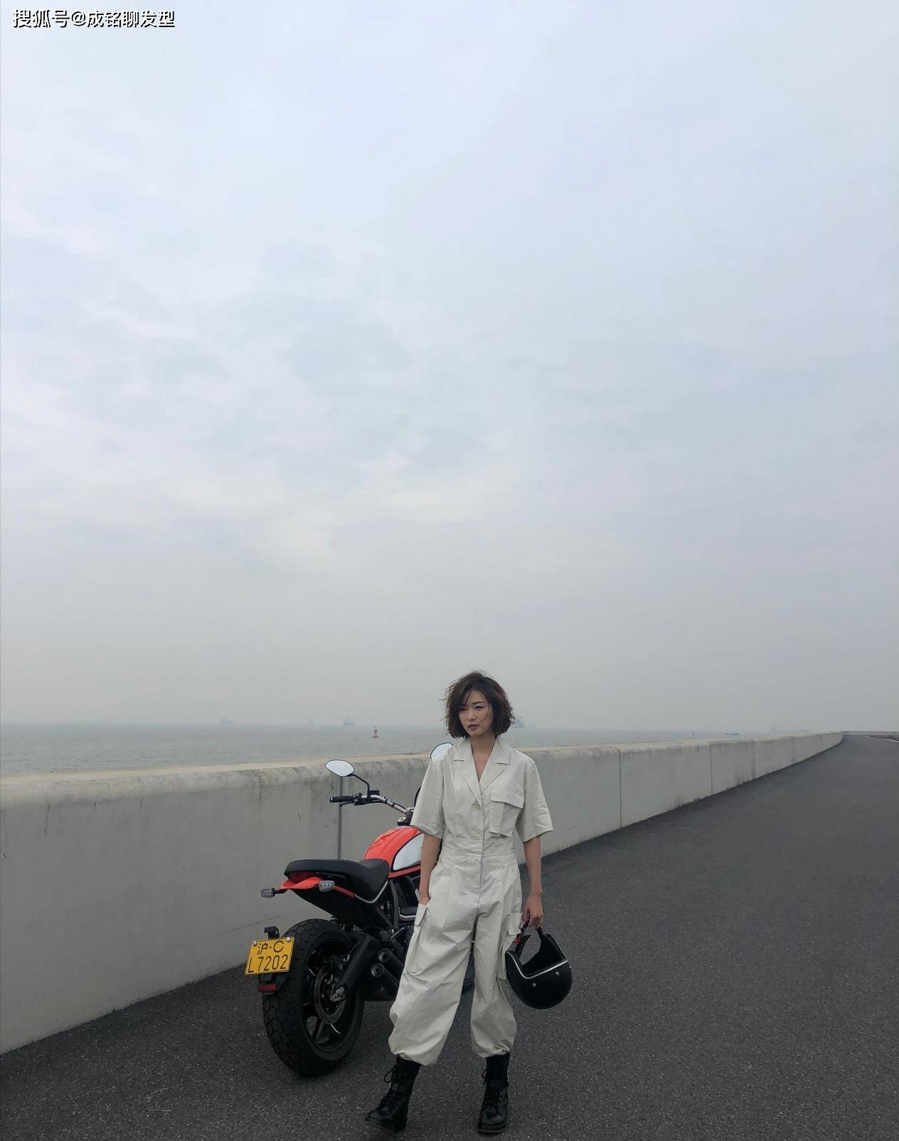 万茜参短卷发机车造型!穿白色工装连体裤真帅气,姐姐