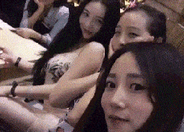 原创搞笑gif开心一刻:旁边那个女的是他女朋友
