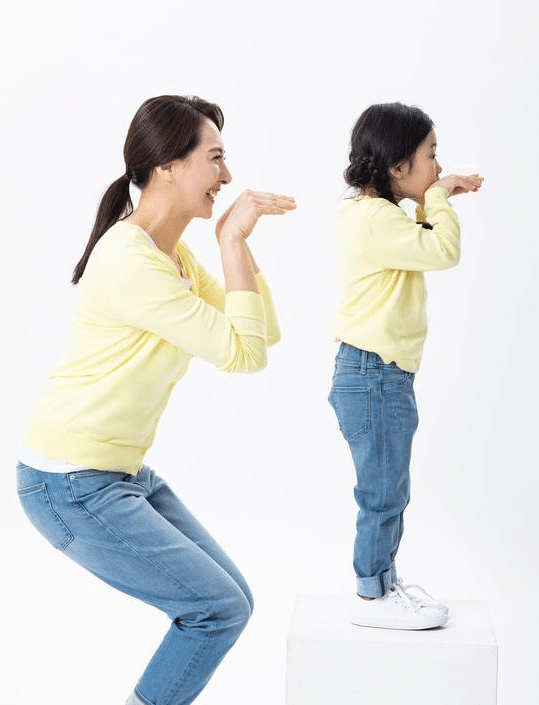 2. 模仿孩子的手势和身体动作