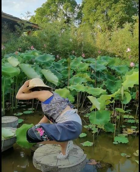 40岁女歌手重回农村，泥池里劳作秀热舞！脚打滑