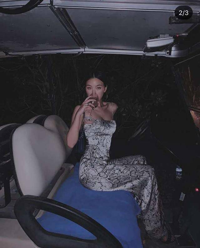 高以翔女友又晒照,跪坐地板穿吊带裙秀身材,万种风情