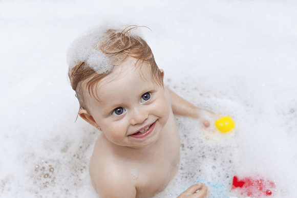 婴儿沐浴露,护肤用品,沐浴海绵或洗澡专用的小软布,新尿布和干净衣物