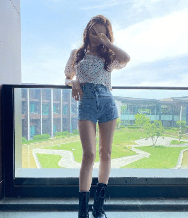angelababy大长腿,angelababy长腿 angelababy穿牛仔短裤秀大长腿,陈诺仪的大长腿,谁最漂亮?