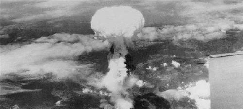 中国第一颗原子弹爆炸成功后,其实在报纸大标题下,还有一行小字