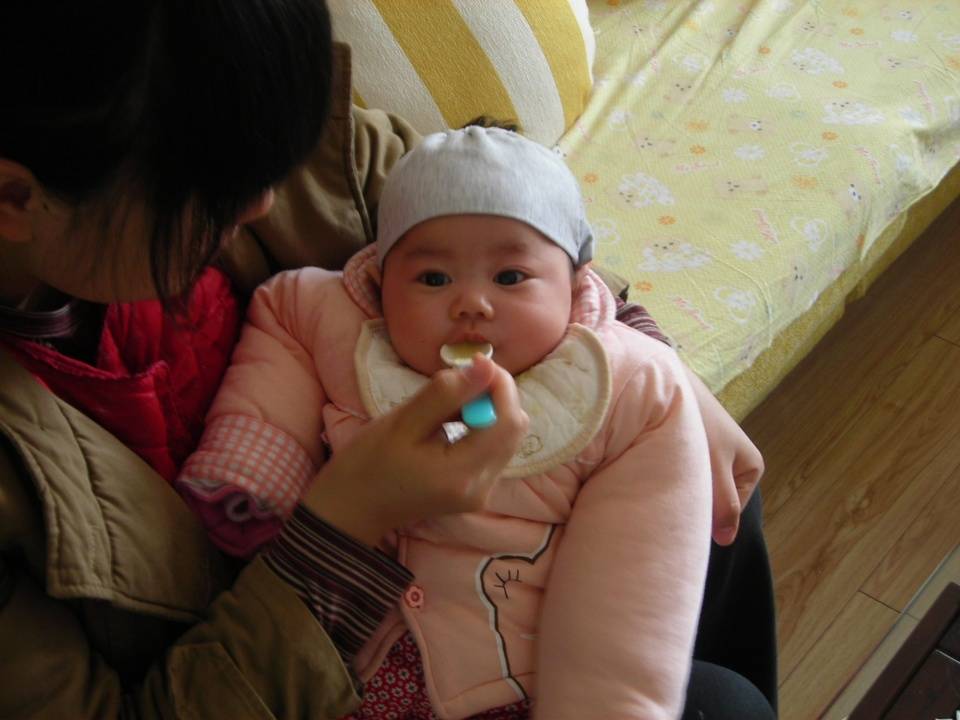 医生|医生告诫：孩子不到1岁，这2种辅食可别碰1岁女童肾上长结石