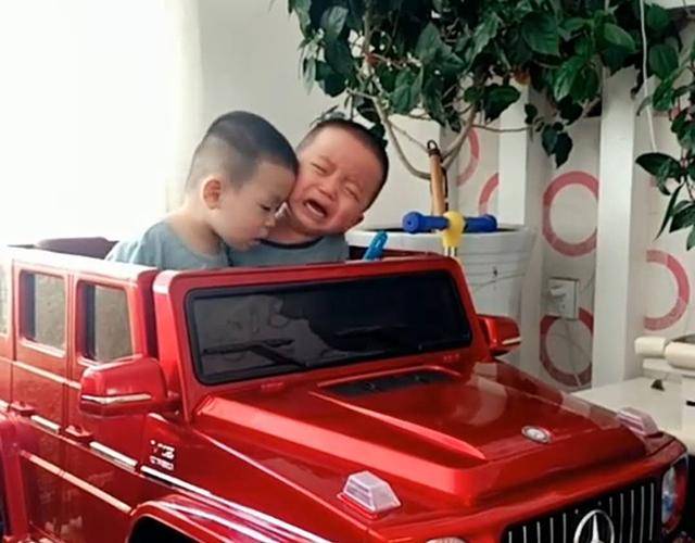 妈妈给双胞胎宝宝买两辆小汽车，两人却“执着”争一辆，妈妈无语了